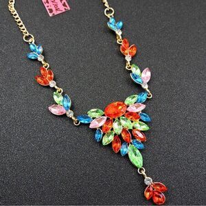 🔷 Betsey Johnson multicolored crystal statement necklace 🔷